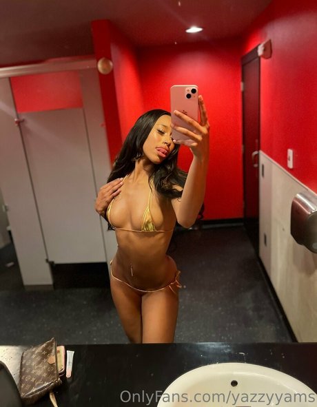 Naakte gelekte OnlyFans-foto van Yazzyyams