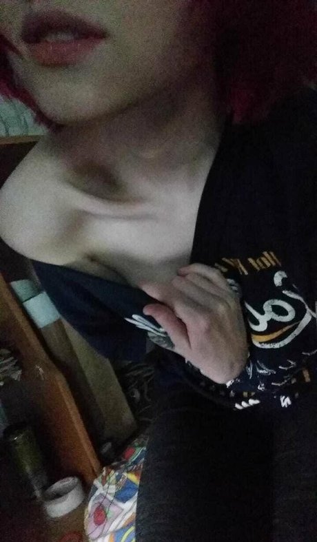Naakte gelekte OnlyFans-foto van Little Emo Kitten