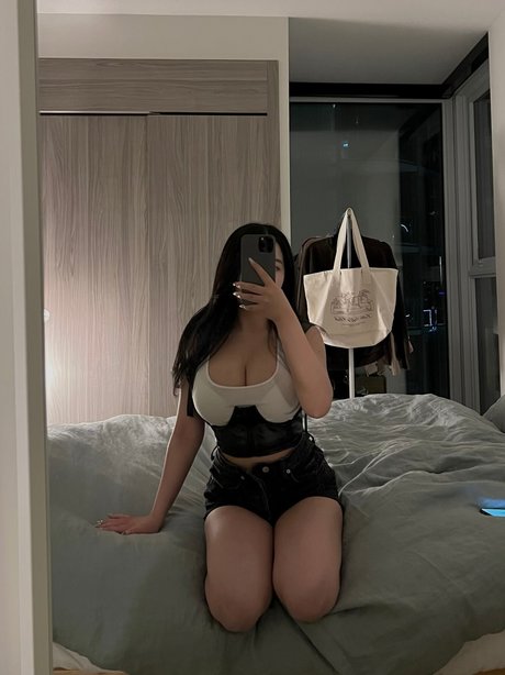 Naakte gelekte OnlyFans-foto van Yeonaxo