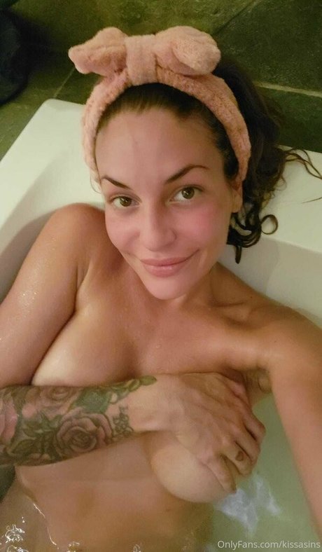 Naakte gelekte OnlyFans-foto van Kissa Sins