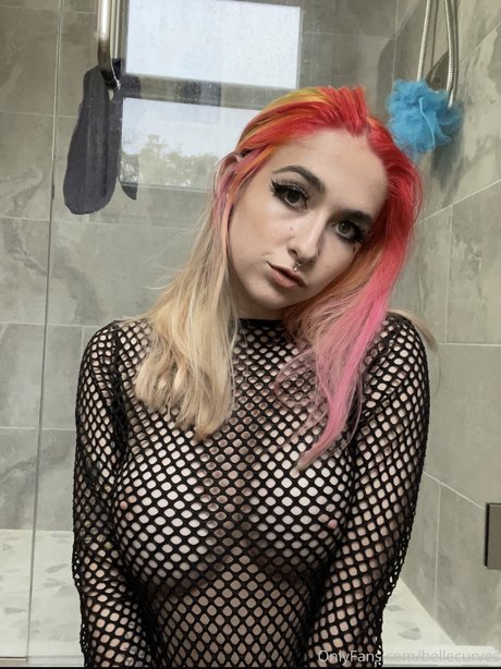 Naakte gelekte OnlyFans-foto van Belle Curves