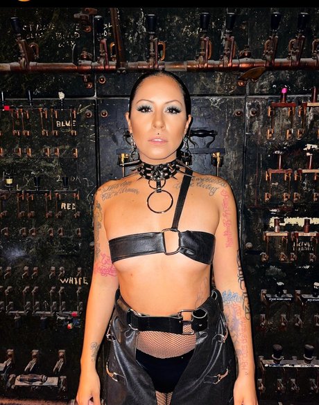 Naakte gelekte OnlyFans-foto van Reverie Love