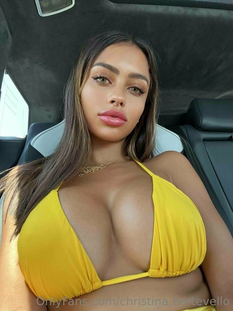 Naakte gelekte OnlyFans-foto van Christina Bertevello