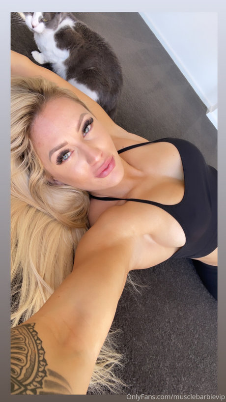 Naakte gelekte OnlyFans-foto van Muscle Barbie