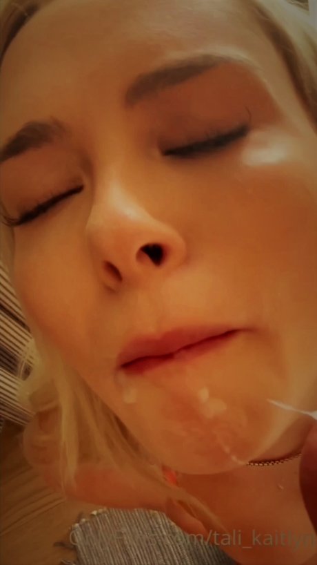 Naakte gelekte OnlyFans-foto van Tali Kaitlyn