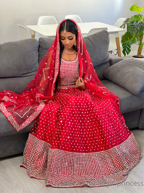 Yasmina Khan