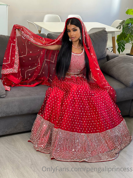 Yasmina Khan