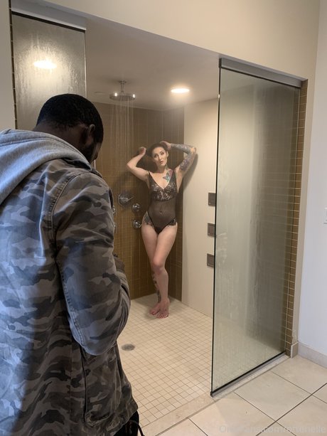 Naakte gelekte OnlyFans-foto van Oftenelle