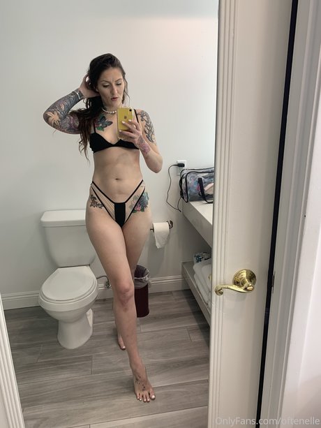Naakte gelekte OnlyFans-foto van Oftenelle