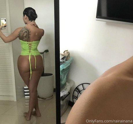 Naakte gelekte OnlyFans-foto van Rairainana