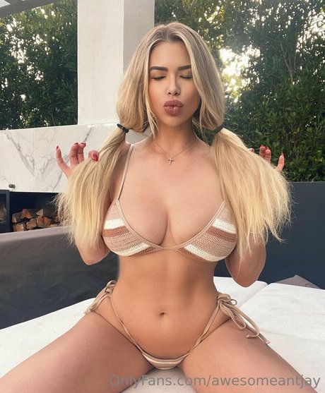 Naakte gelekte OnlyFans-foto van Antje Utgaard
