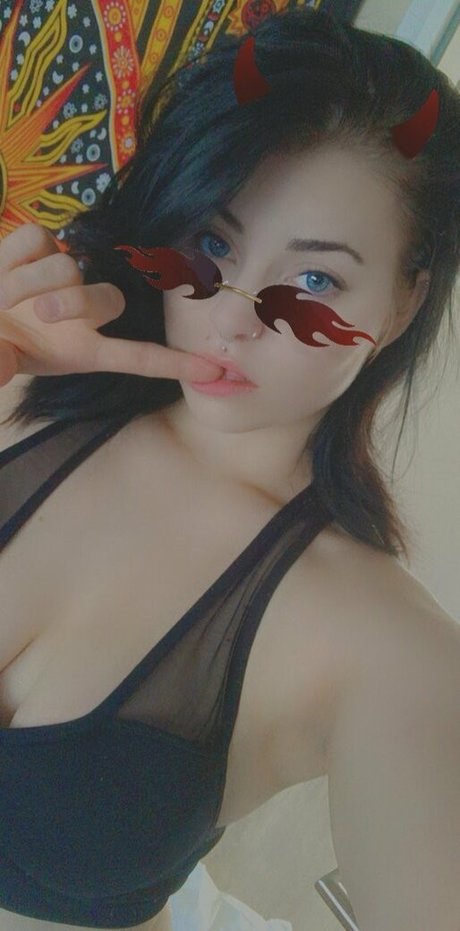 Naakte gelekte OnlyFans-foto van Emily Erdbeer