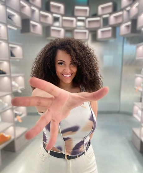 Ines Curly