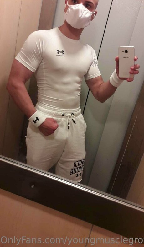 Naakte gelekte OnlyFans-foto van Youngmusclegrowingboy