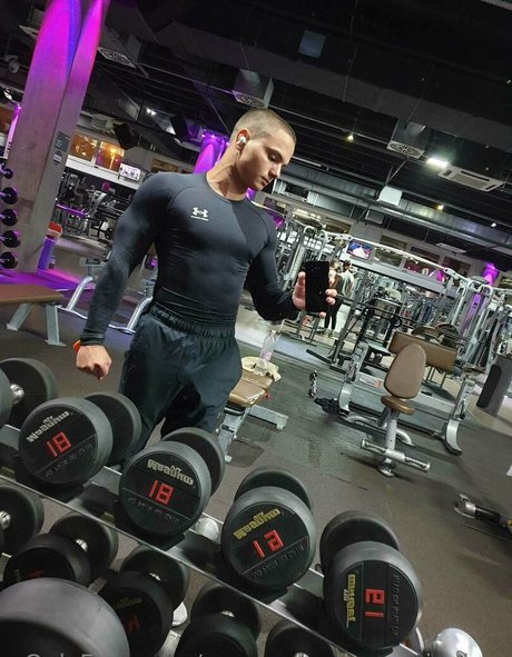 Naakte gelekte OnlyFans-foto van Youngmusclegrowingboy