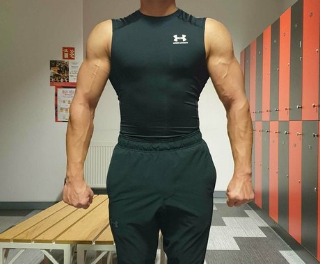 Naakte gelekte OnlyFans-foto van Youngmusclegrowingboy