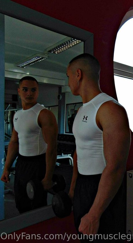 Naakte gelekte OnlyFans-foto van Youngmusclegrowingboy