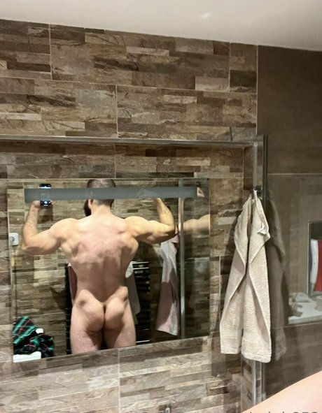 Naakte gelekte OnlyFans-foto van Ralph852