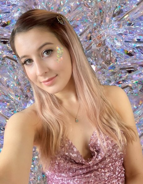 Naakte gelekte OnlyFans-foto van Adele Cooper