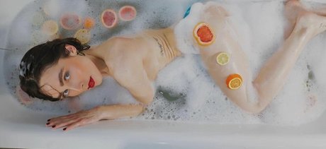 Naakte gelekte OnlyFans-foto van Emma Victoria Louise