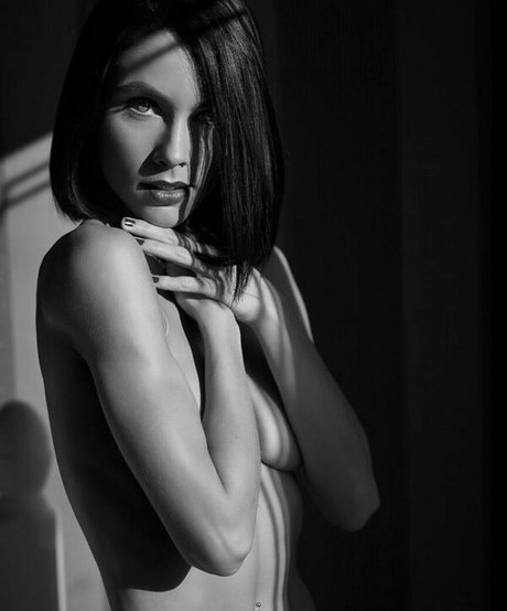 Naakte gelekte OnlyFans-foto van Emma Victoria Louise
