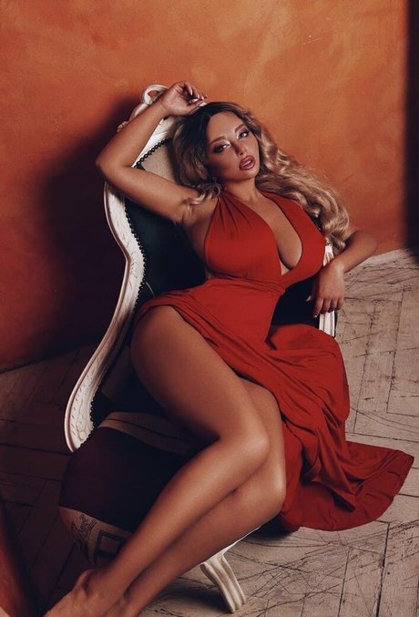 Naakte gelekte OnlyFans-foto van Curvymodelkate