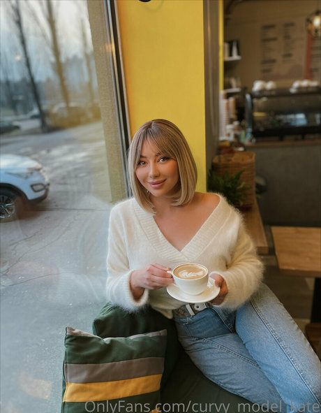 Naakte gelekte OnlyFans-foto van Curvymodelkate