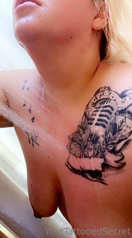 Naakte gelekte OnlyFans-foto van Yourtattooedsecret