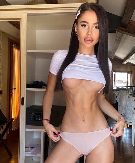 Naakte gelekte OnlyFans-foto van Darinabliek