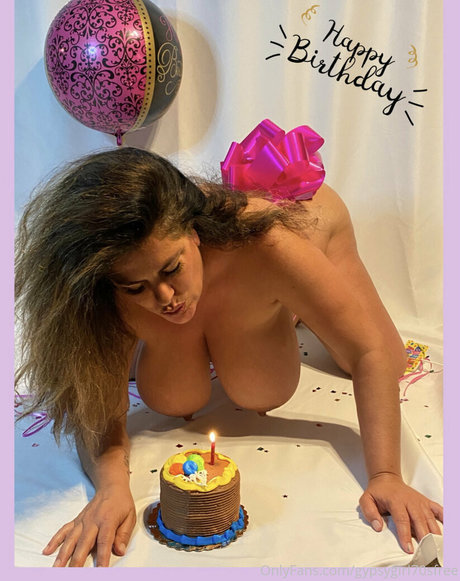 Naakte gelekte OnlyFans-foto van Gypsygirl70sfree