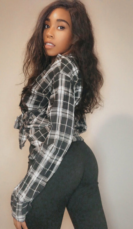 Naakte gelekte OnlyFans-foto van Aprilraeee