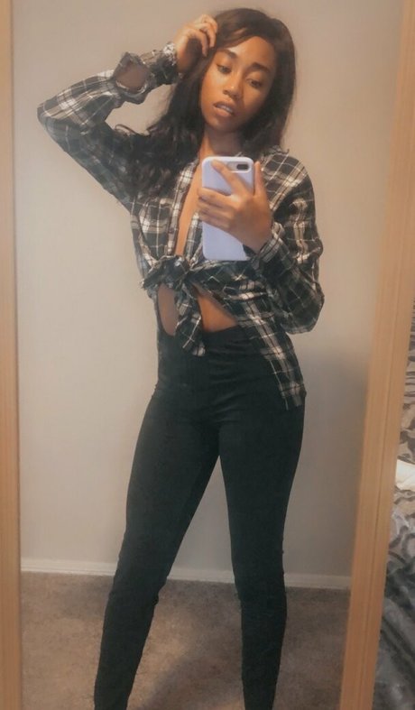 Naakte gelekte OnlyFans-foto van Aprilraeee