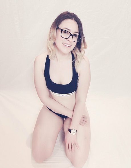 Naakte gelekte OnlyFans-foto van Innocenthotwifexxx