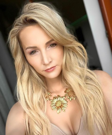 Naakte gelekte OnlyFans-foto van Melissa Naschenweng