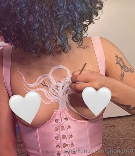 Naakte gelekte OnlyFans-foto van Aliengirl0