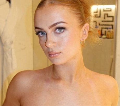 Naakte gelekte OnlyFans-foto van Maisie Smith