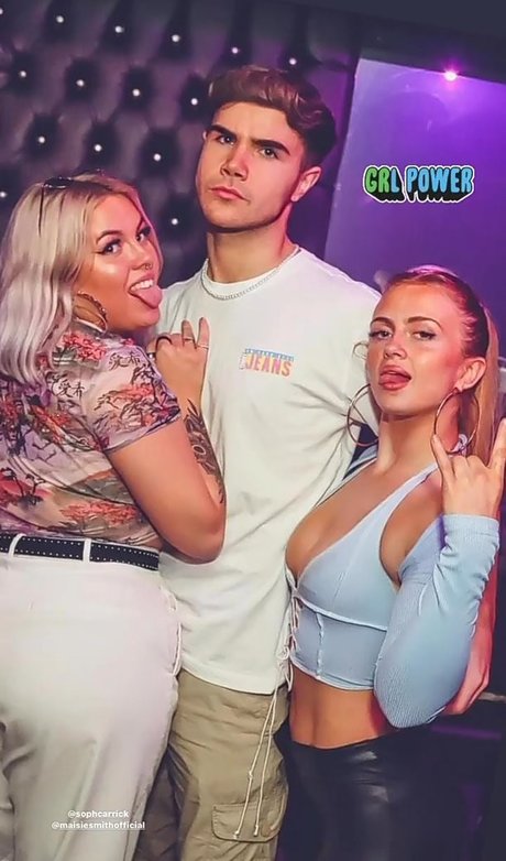 Naakte gelekte OnlyFans-foto van Maisie Smith