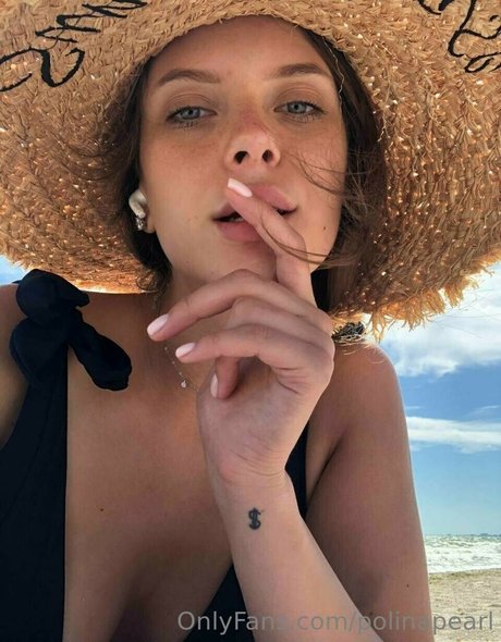 Naakte gelekte OnlyFans-foto van Polinapearl