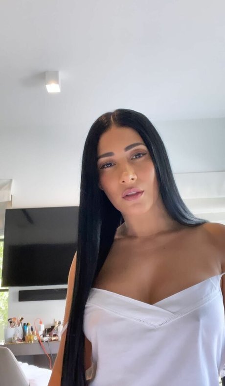 Naakte gelekte OnlyFans-foto van Simaria