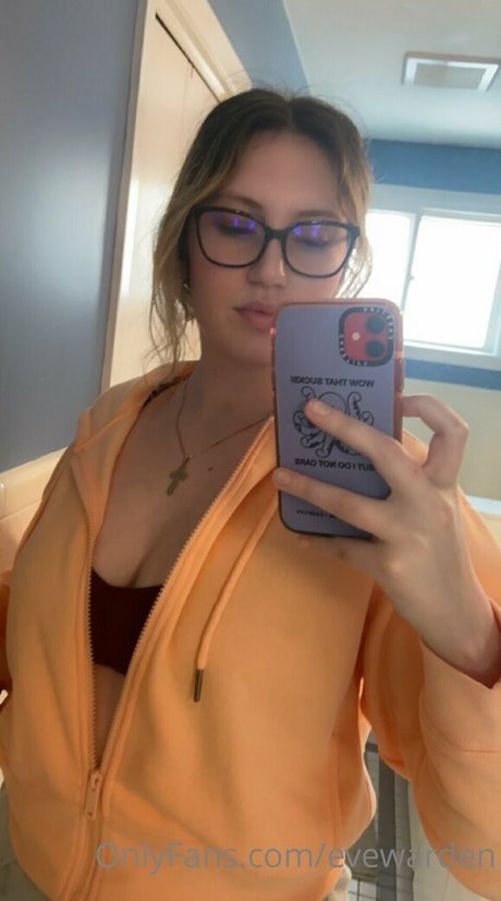 Naakte gelekte OnlyFans-foto van Evewarden