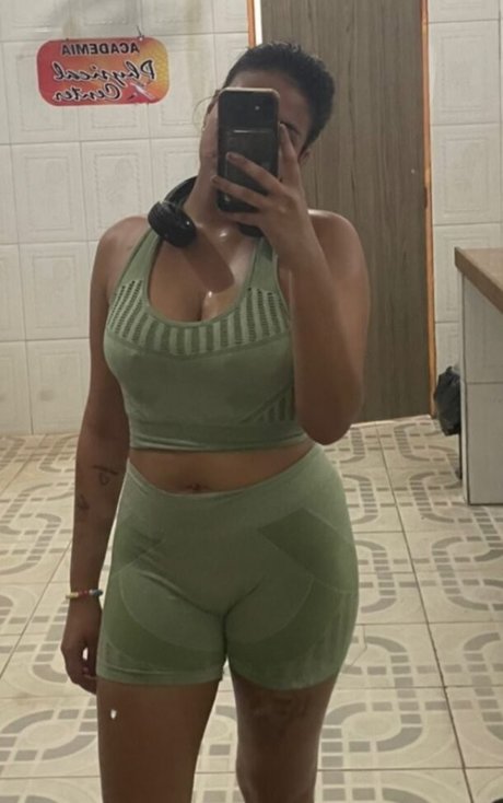Naakte gelekte OnlyFans-foto van Barbiemarley420