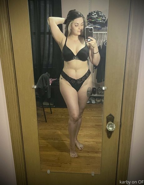 Naakte gelekte OnlyFans-foto van Karby