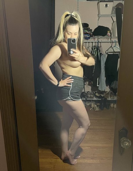 Naakte gelekte OnlyFans-foto van Karby