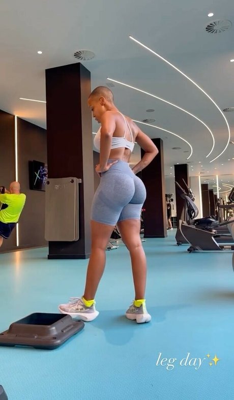Naakte gelekte OnlyFans-foto van Noemilk