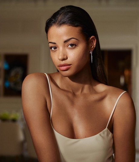 Naakte gelekte OnlyFans-foto van Ella Balinska