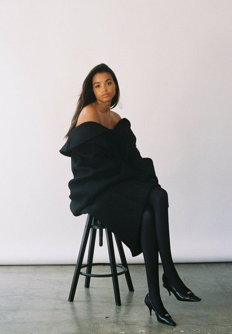 Naakte gelekte OnlyFans-foto van Ella Balinska