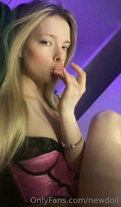 Naakte gelekte OnlyFans-foto van Newdoll