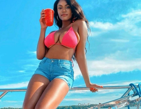 Naakte gelekte OnlyFans-foto van Sophiacardinez