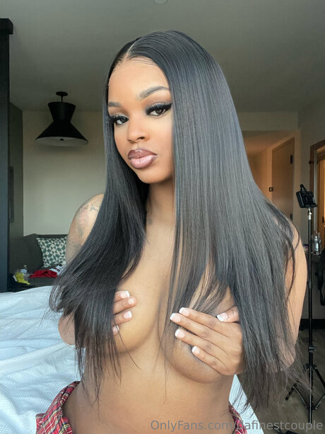 Naakte gelekte OnlyFans-foto van Dafinestcouple