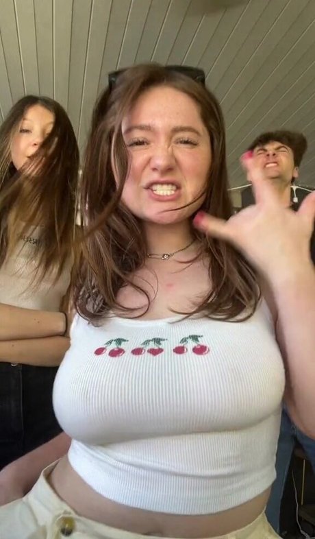 Naakte gelekte OnlyFans-foto van Emma Kenney